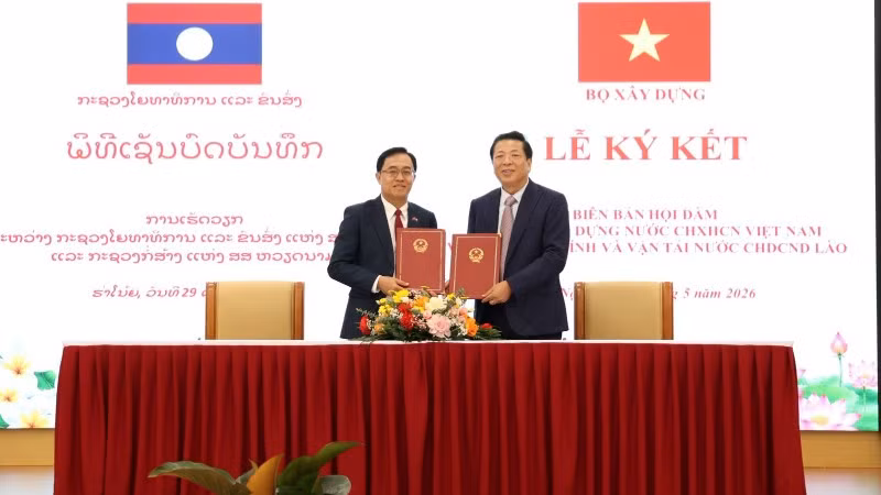 Bộ trưởng Trần Hồng Minh và Bộ trưởng Leklay Sivilay ký kết Biên bản làm việc giữa Bộ Xây dựng Việt Nam và Bộ Công chính và vận tải Lào. (Ảnh: Cổng thông tin Bộ Xây dựng)