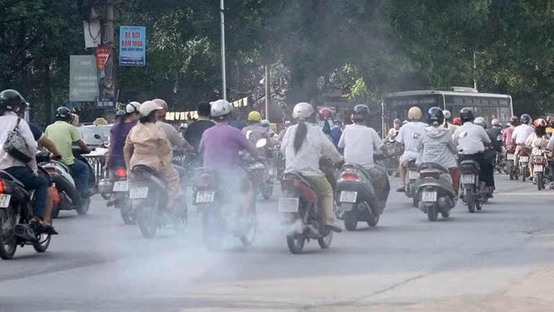 Xe máy là nguồn phát thải chất ô nhiễm lớn nhất trong các loại phương tiện giao thông. (Ảnh: Báo Nhân Dân)