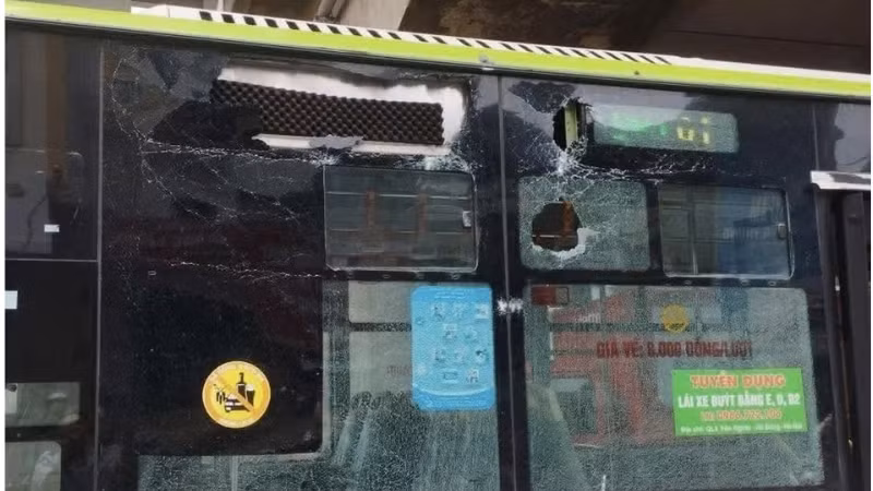 Xe buýt nhanh đang lưu thông dưới chân ga metro Văn Khê bất ngờ bị mảng vật liệu rơi vào gây vỡ kính. (Ảnh: Phạm Công)