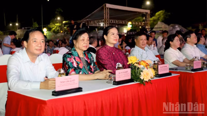 Thượng tướng Trịnh Văn Quyết, Bí thư Trung ương Đảng, Chủ nhiệm Tổng cục Chính trị Quân đội nhân dân Việt Nam dự chương trình.