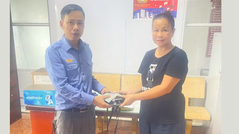 Chi nhánh Đoàn tiếp viên Đường sắt Sài Gòn trao trả tài sản bỏ quên cho hành khách Vũ Thị Yến Nhi.