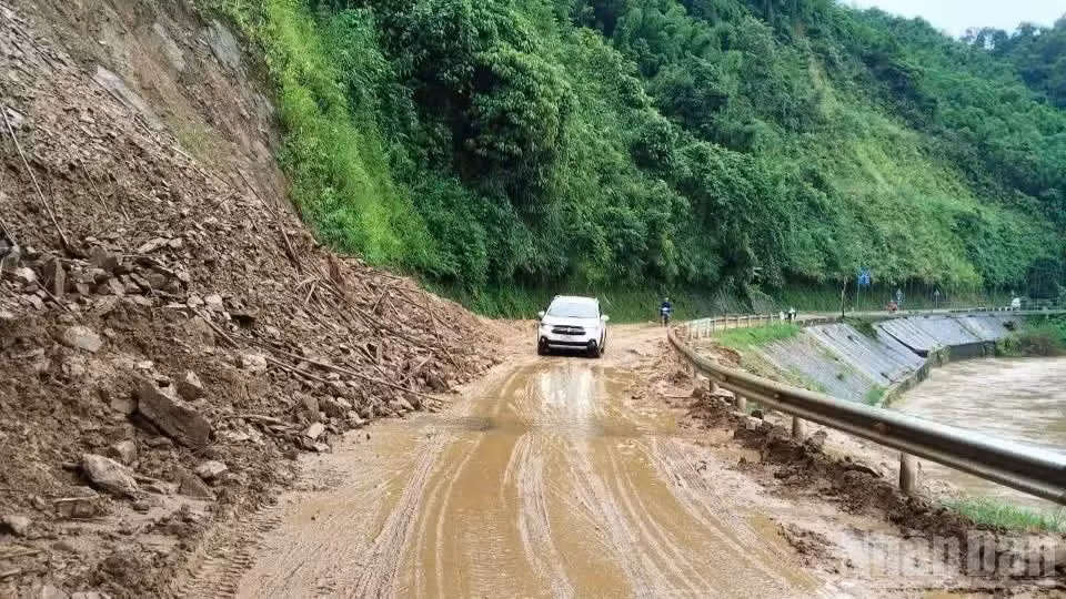 Một điểm sạt lở trên Quốc lộ 3B, đoạn qua xã Bạch Thông (tỉnh Thái Nguyên). (Ảnh: Báo Nhân Dân)