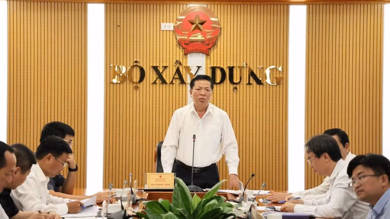 Bộ trưởng Xây dựng Trần Hồng Minh, nhấn mạnh: Đào tạo nhân lực ngành đường sắt là nhiệm vụ chiến lược, có ý nghĩa quyết định việc triển khai các dự án trọng điểm quốc gia và mục tiêu làm chủ công nghệ trong dài hạn. (Ảnh: Cổng thông tin Bộ Xây dựng)