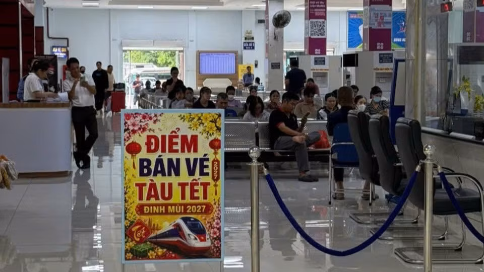 Từ 8 giờ ngày 5/9/2026, khoảng 300.000 vé tàu Tết Nguyên đán 2027 đi suốt được mở bán rộng rãi trên toàn quốc thông qua các kênh bán vé trực tiếp và trực tuyến. (Ảnh: VNR)