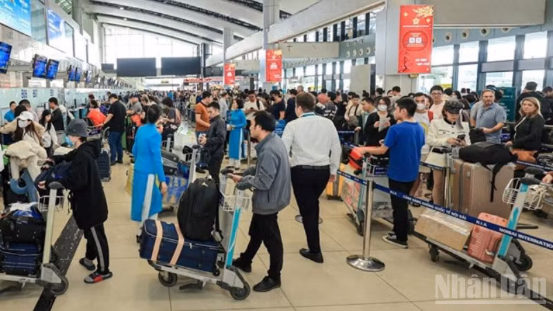Hành khách tấp nập tại nhà ga các cảng hàng không Việt Nam trong 6 tháng đầu năm 2025.