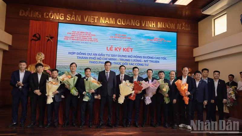 Thứ trưởng Bộ Xây dựng Bùi Xuân Dũng tặng hoa chúc mừng liên danh các nhà thầu thực hiện dự án xây dựng mở rộng cao tốc Thành phố Hồ Chí Minh -Trung Lương-Mỹ Thuận.