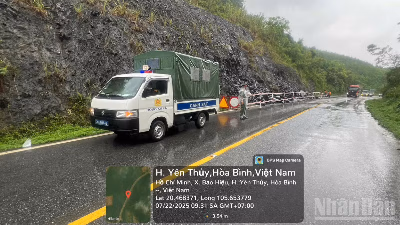 Các lực lượng chức năng tỉnh Hòa Bình phối hợp điều tiết giao thông tại những vị trí giao thông đang có dấu hiệu sạt trượt ta-luy.