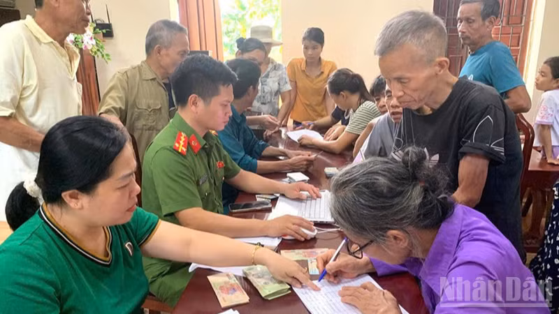 Nhân dân phường Hàm Rồng, tỉnh Thanh Hóa nhận quà "Tết Độc lập".
