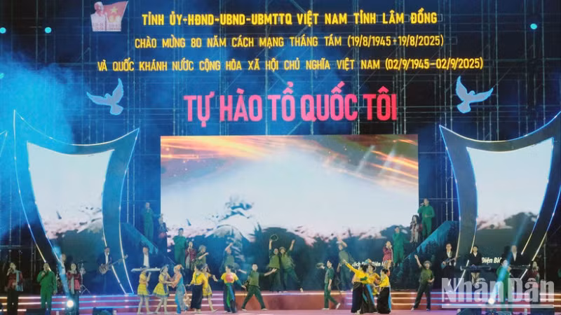 Chương trình nghệ thuật đặc biệt với chủ đề “Tự hào Tổ quốc tôi” do tỉnh Lâm Đồng tổ chức.