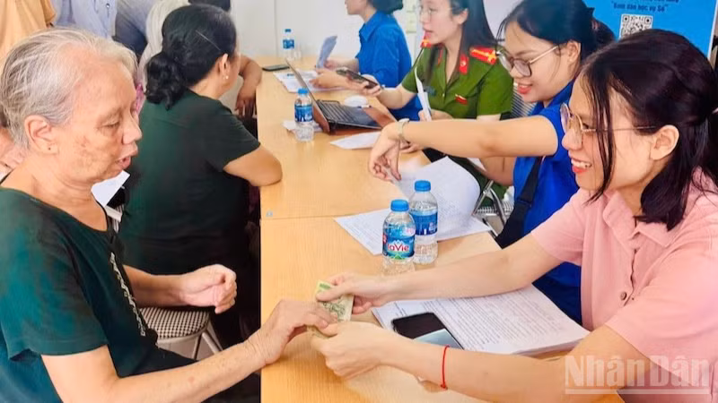 Người dân phường Long Biên (Hà Nội) vui mừng, phấn khởi khi được nhận quà Tết Độc lập. Ảnh: Nguyên Trang.