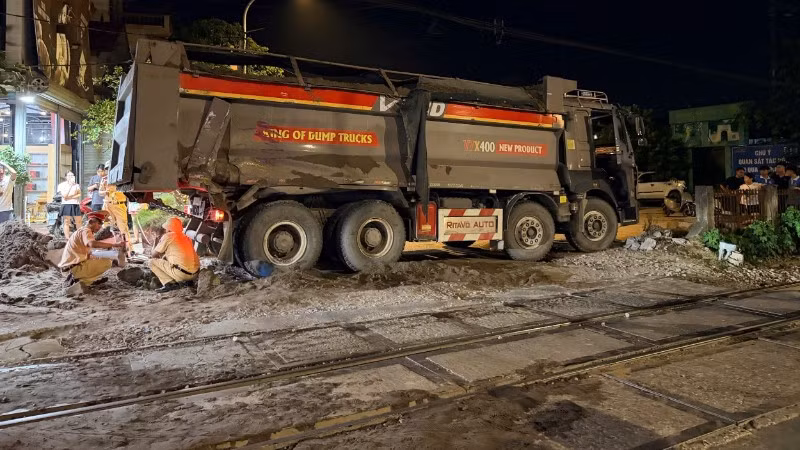 Cảnh sát giao thông có mặt tại hiện trường để xử lý vụ việc. (Ảnh: Công an thành phố Hà Nội cung cấp)