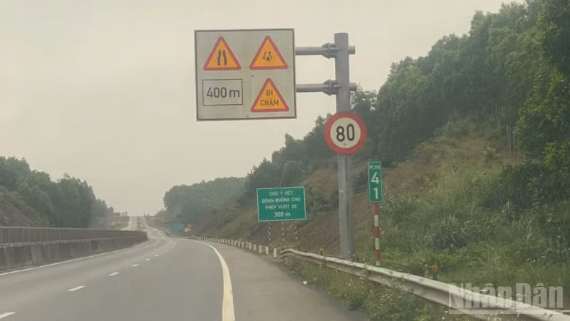 Việc giới hạn tốc độ trên những đoạn chưa sửa chữa tuyến cao tốc Cam Lộ-La Sơn gây nhiều bất cập cho các phương tiện tham gia giao thông.