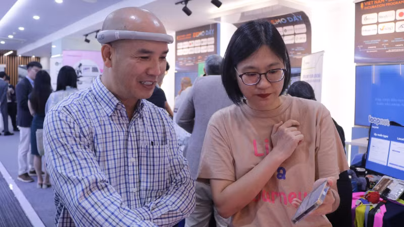 Brain-Life: Thiết bị đeo đầu sử dụng công nghệ khoa học thần kinh giao diện não - máy tính (BCI), trí tuệ nhân tạo (AI) và học máy đa phương thức (MML), giúp nâng cao khả năng tập trung, quản trị stress và tối ưu hiệu suất tinh thần được giới thiệu tại sự kiện.