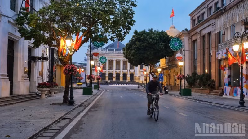 Từ ngày 1/7/2026, riêng tại khu vực 1 (phường Hoàn Kiếm), thành phố Hà Nội sẽ cấm toàn bộ phương tiện giao thông đường bộ từ 19 giờ đến 24 giờ các ngày thứ Sáu, thứ Bảy và Chủ nhật hằng tuần (trừ phương tiện ưu tiên). (Ảnh: Trịnh Xuân Giang)