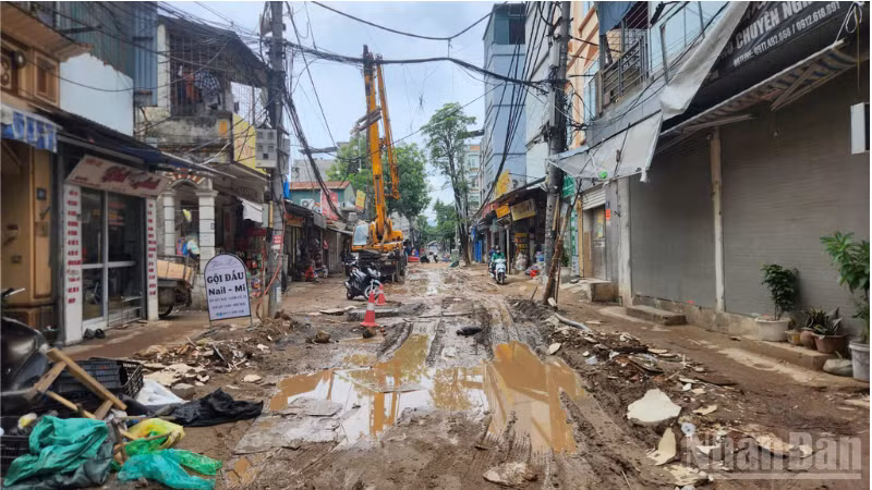 Bước đầu cho thấy, việc thi công các dự án chống ngập tại Hà Nội đã có tác dụng. Sau trận mưa lớn rạng sáng 30/6, hiện tượng ngập úng tại các tuyến đường đã không xuất hiện. Trong ảnh là tuyến đường tại Phú Mỹ, phường Từ Liêm sáng 30/6.