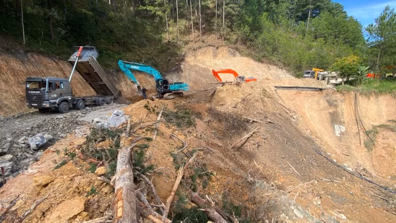 Tình trạng sạt lở nghiêm trọng do bão số 13 gây ra trên Quốc lộ 20, đi qua tỉnh Lâm Đồng.
