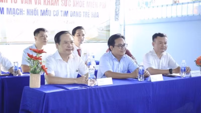 Lãnh đạo Đảng ủy, Ủy ban nhân dân phường Bạc Liêu và Bệnh viện đa khoa Thanh Vũ Medic Bạc Liêu tại buổi lễ ra mắt Chương trình tư vấn sức khỏe cộng đồng.