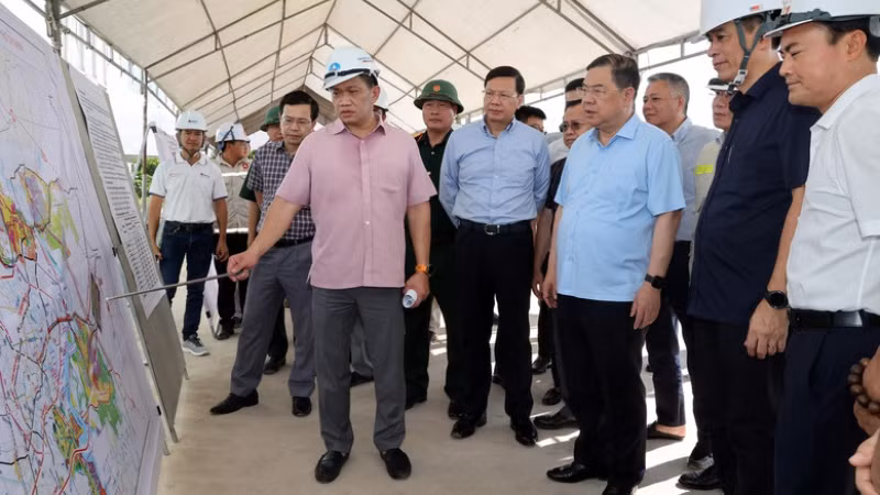 Phó Thủ tướng Thường trực Phạm Gia Túc nghe báo cáo về Dự án cao tốc Thành phố Hồ Chí Minh - Long Thành - Dầu Giây. (Ảnh: VGP)