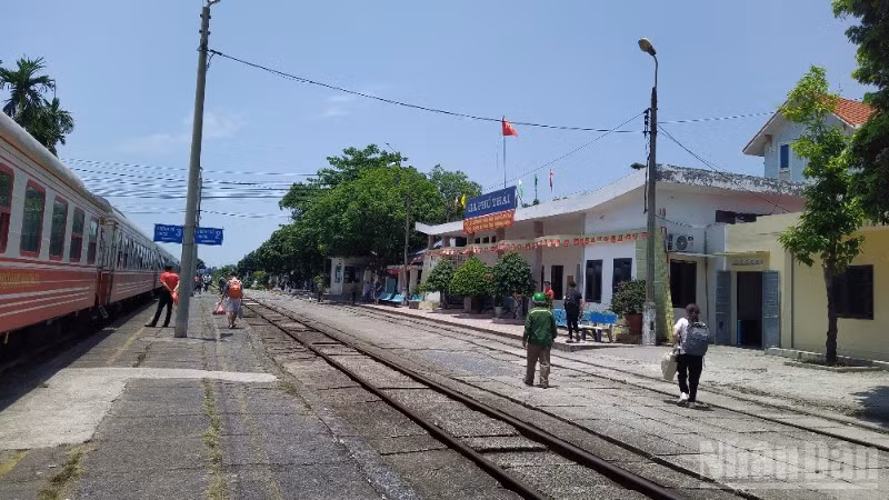 Tàu LP3 dừng nghỉ, đón khách tại ga Phú Thái.