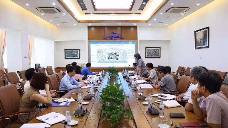 Hình ảnh tại cuộc họp thẩm định, thống nhất thiết kế và nội dung khắc trên bức phù điêu thuộc dự án “Nhà truyền thống và Bảo quản hiện vật lịch sử Đường sắt Việt Nam”. (Ảnh: VNR)