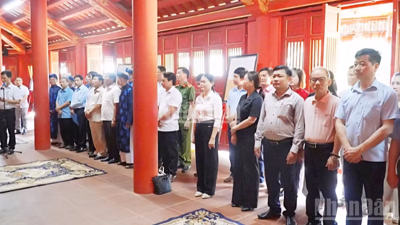 Lãnh đạo và nhân dân xã Cam Lộ tham dự Lễ kỷ niệm 140 năm ngày vua Hàm Nghi ban Chiếu Cần Vương. 