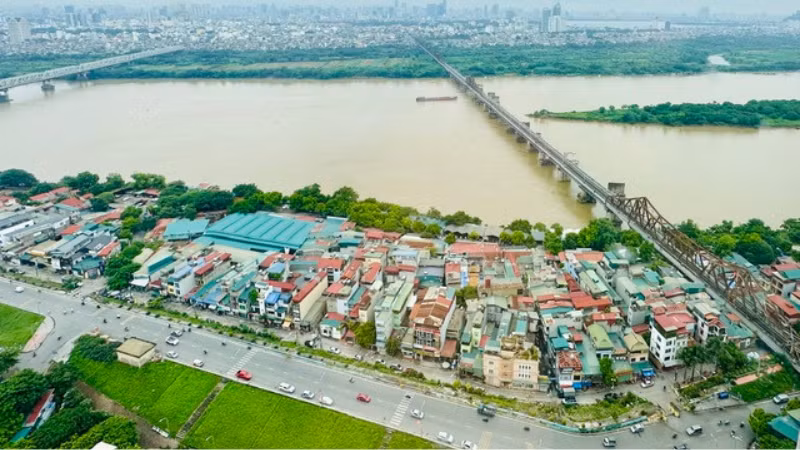 Hai phía bờ sông Hồng là nội đô và ngoại thành của Hà Nội. (Ảnh: chinhphu.vn)
