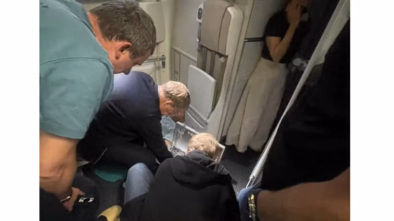 Bác sĩ hỗ trợ cấp cứu khách trên chuyến bay của Vietnam Airlines.