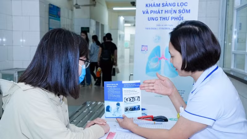 Tư vấn cho người bệnh khi tham gia chương trình khám sàng lọc và phát hiện sớm ung thư phổi.