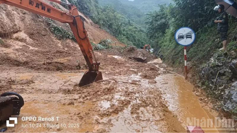 Cục Đường bộ Việt Nam khắc phục hậu quả cơn bão số 11 gây sạt lở ta-luy trên tuyến đường Hồ Chí Minh.
