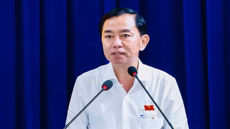 Đồng chí Phan Thanh Duy, Thường vụ Tỉnh ủy, Trưởng Ban Tổ chức Tỉnh ủy Cà Mau, đại biểu Hội đồng nhân dân tỉnh Cà Mau, phát biểu ý kiến tại buổi tiếp xúc cử tri xã Hòa Bình, giải thích rõ những vấn đề cử tri đang quan tâm, kiến nghị.