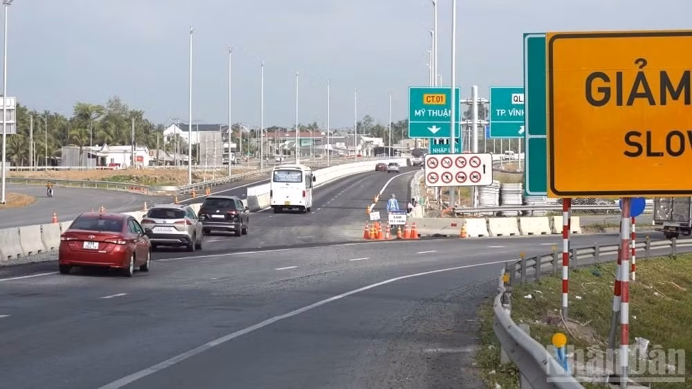 Cao tốc Mỹ Thuận-Cần Thơ có chiều dài 23km, quy mô giai đoạn hoàn chỉnh 6 làn xe, hiện hữu đang phân kỳ 4 làn xe, vận tốc thiết kế 100km/giờ. (Ảnh: TẠ QUANG)