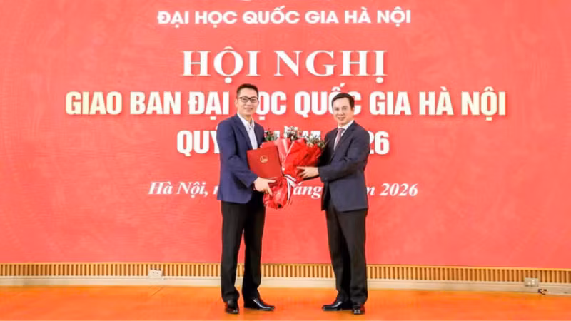 Giám đốc Đại học Quốc gia Hà Nội chúc mừng Tiến sĩ Nguyễn Hoàng Oanh, tân Hiệu trưởng Trường đại học Việt Nhật.
