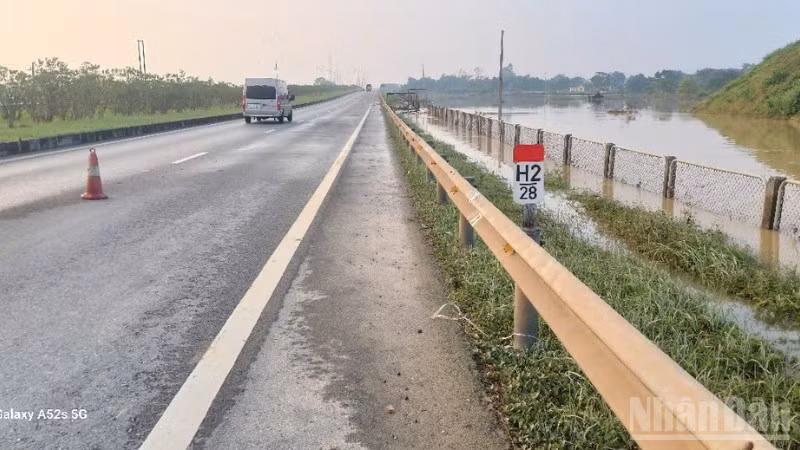 Điểm ngập nghiêm trọng ngày hôm qua tại Km29 tới hôm nay (11/10) nước đã rút đáng kể, các phương tiện đã có thể lưu thông bình thường qua đoạn đường này.