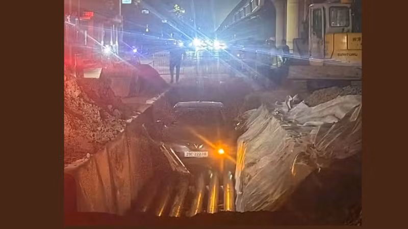 Hiện trường vụ ô-tô lọt hố thi công hạ cáp ngầm. (Ảnh: Báo Tuổi trẻ)