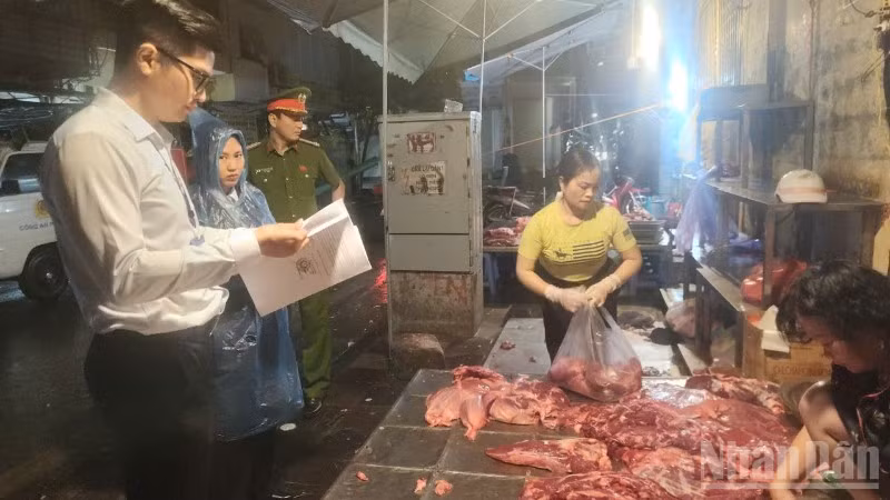 Công an thành phố Hà Nội kiểm tra an toàn vệ sinh thực phẩm tại các điểm chợ tự phát về kinh doanh thịt sống.