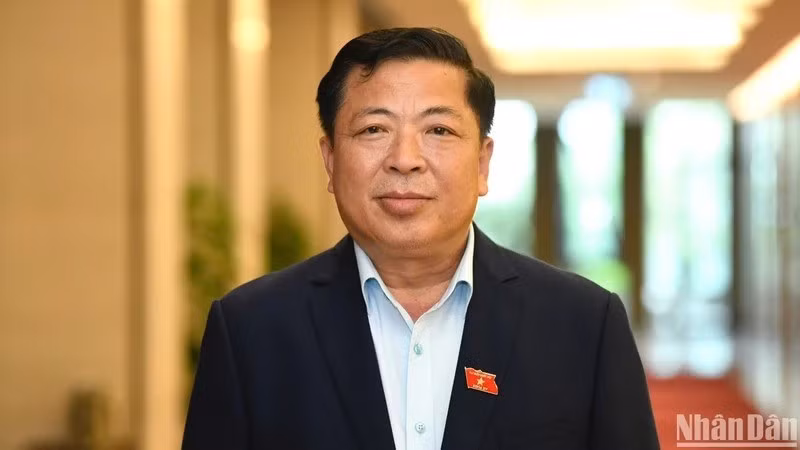 Bộ trưởng Xây dựng Trần Hồng Minh thúc đẩy ngành Giao thông-Xây dựng chuyển đổi số mạnh mẽ thông qua chương trình cắt giảm thủ tục hành chính. (Ảnh: Báo Nhân Dân)