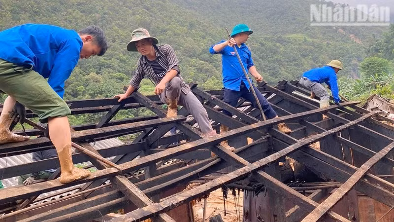 Lực lượng đoàn viên thanh niên xã Ngọc Chiến tham gia giúp các hộ di chuyển nhà trong diện phải di dời khẩn cấp đến nơi an toàn.
