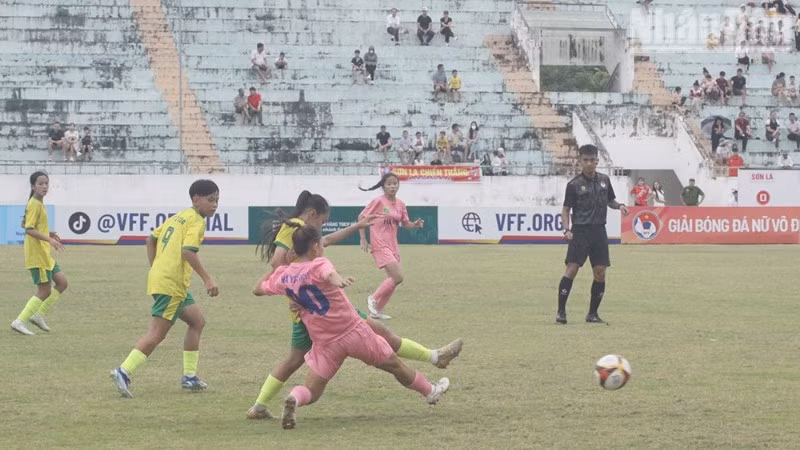 Một pha tranh chấp bóng giữa cầu thủ đội bóng nữ Sơn La với các cầu thủ của Hà Nội ở khu vực giữa sân.