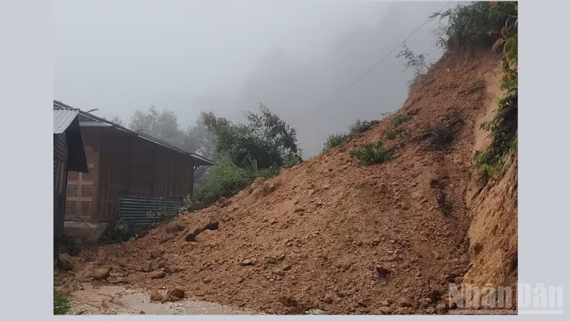 Sạt lở ta-luy dương tại vị trí Km21+140 tuyến đường tỉnh 138 Lai Châu.