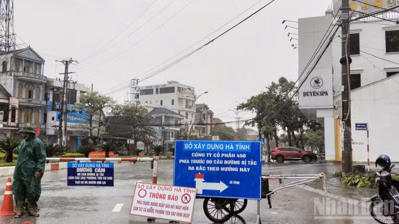 Lực lượng chức năng Cục Đường bộ Việt Nam túc trực 24/24 giờ trong cơn bão số 10 cảnh báo, chỉ dẫn các tuyến đường bị ảnh hưởng do bão. (Ảnh minh họa)