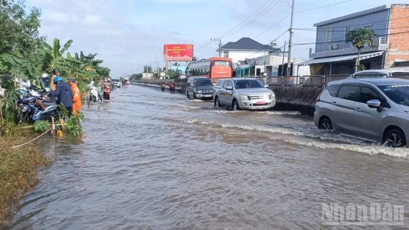 Triều cường gây ngập trên 1 số vị trí thuộc tuyến quốc lộ 1 gây khó khăn cho các phương tiện lưu thông.