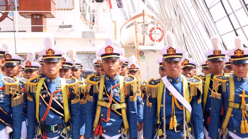 Các học viên trẻ trên tàu KRI Bima Suci thuộc Hải quân Indonesia. (Ảnh: TXVN)