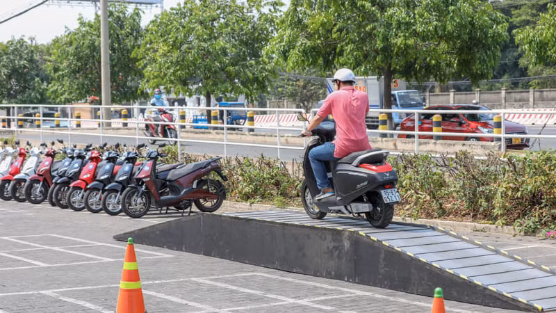 Quy chuẩn mới về ắc quy cho xe mô-tô, xe gắn máy điện bảo đảm độ sai lệch điện áp danh định không vượt quá 15% và dung lượng thực tế không được thấp hơn ngưỡng quy định (90% đối với ắc quy chì axit và 100% đối với ắc quy Lithium-ion).