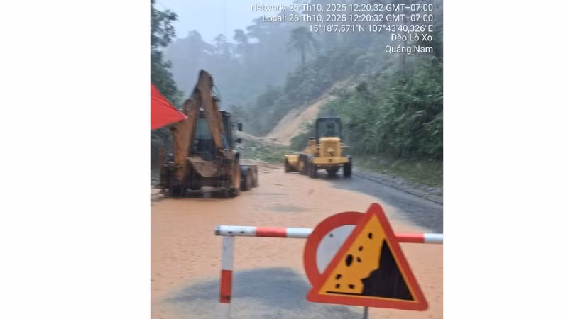Lực lượng chức năng Cục Đường bộ Việt Nam nỗ lực thông đường tại đèo Lò Xo, địa điểm đang bị chia cắt cục bộ nghiêm trọng trong đợt mưa lũ này.