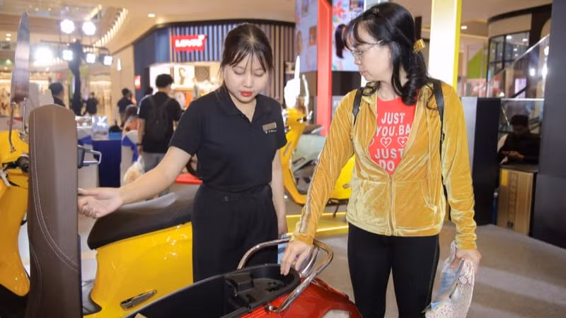 Khách tham quan tìm hiểu về xe máy điện.