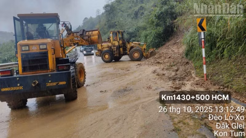 Khu Quản lý đường bộ III đang tích cực khắc phục sạt lở do mưa lớn gây ra.