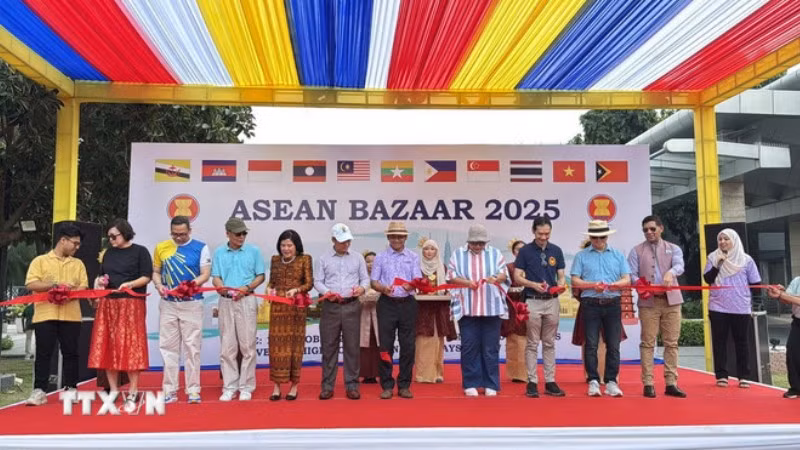 Lãnh đạo các phái bộ ngoại giao ASEAN cắt băng khai trương hội chợ. (Ảnh: TTXVN)