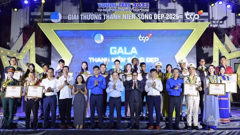 Đại diện Trung ương Hội Liên hiệp Thanh niên Việt Nam và các ban, bộ ngành, đoàn thể cùng 20 "Thanh niên sống đẹp" năm 2025.