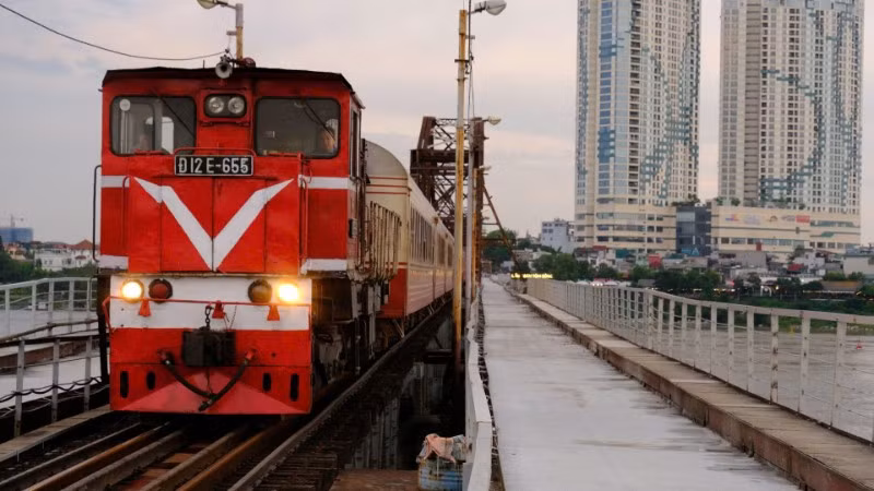 Trong thời gian thi công bảo dưỡng, sửa chữa cầu, tất cả các phương tiện giao thông qua cầu Long Biên đều tạm dừng hoạt động, trừ tàu hỏa được phép lưu thông với tốc độ chậm 10km/h.