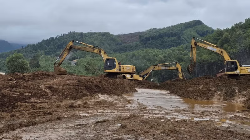 Khu quản lý đường bộ III (Cục Đường bộ Việt Nam) khắc phục sạt lở tuyến Quốc lộ 14E sau bão hồi cuối tháng 11/2025.